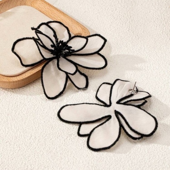 ✨NEW Elegant Black and White Floral Earrings - Picture 2 of 5